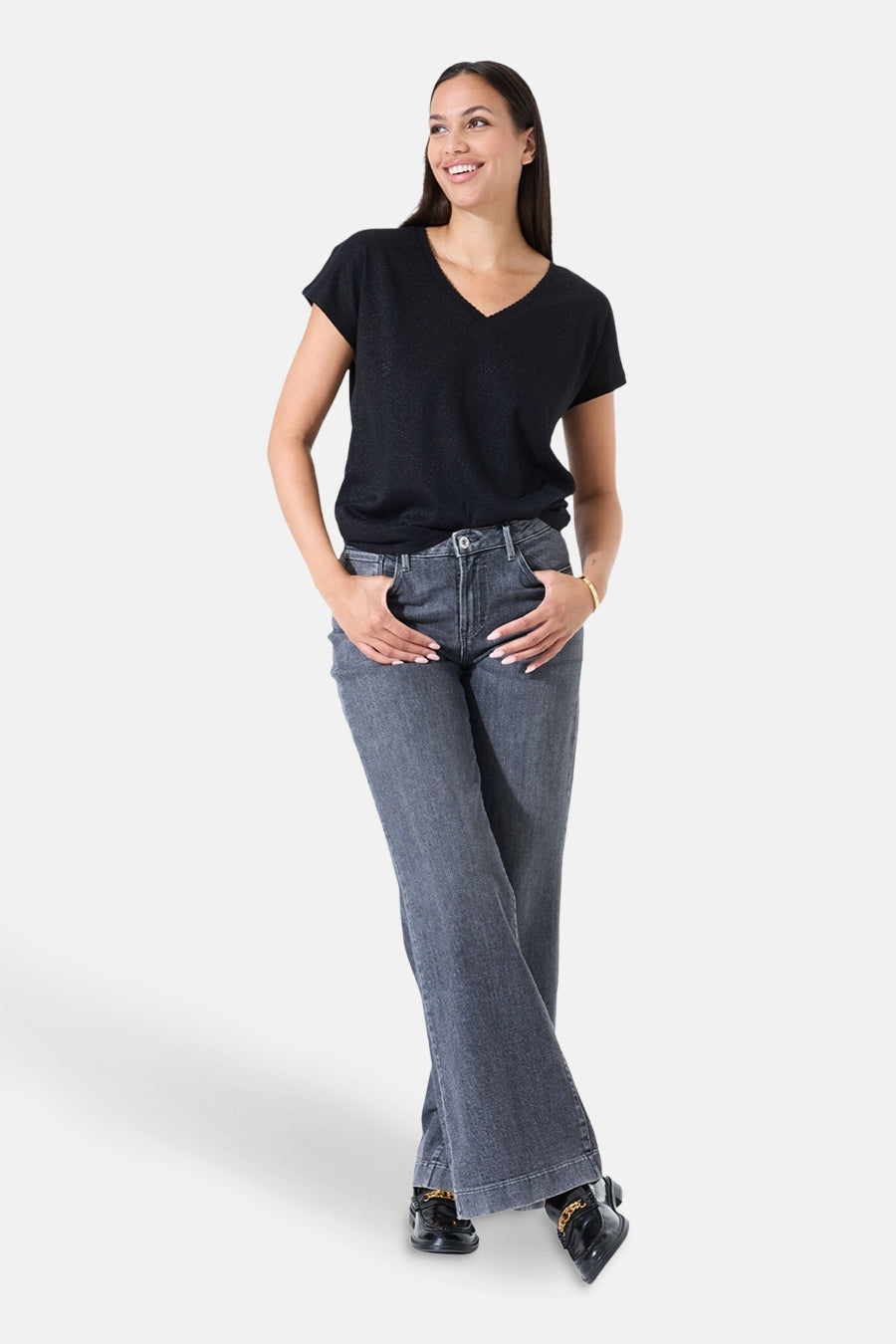 Zwart T-shirt met korte mouwen van GARCIA, gedragen met een grijze high-waist jeans en zwarte schoenen.