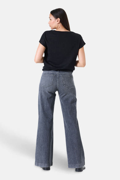 Zwart T-shirt met korte mouwen van GARCIA, gedragen met een grijze jeans met wijde pijpen.