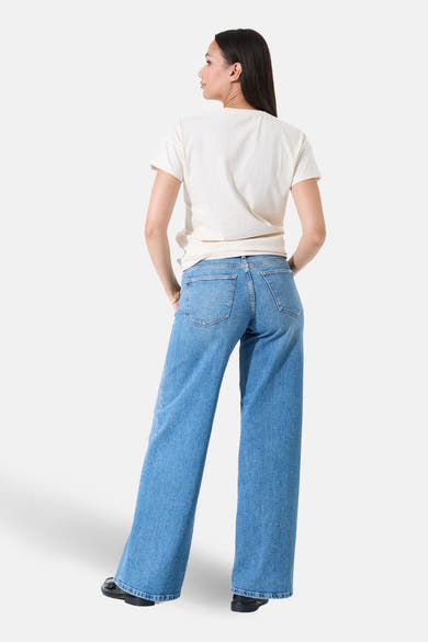 T-shirt à manches courtes écru de GARCIA, porté avec un jean ample taille haute, vue de dos.