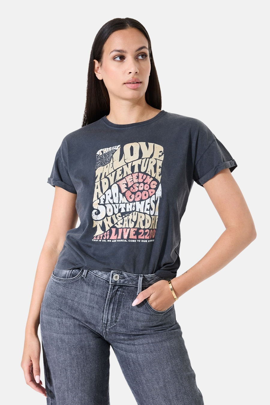 Grijze T-shirt met korte mouwen van GARCIA, met een vintage grafische print en gedragen met een high-waisted jeans.