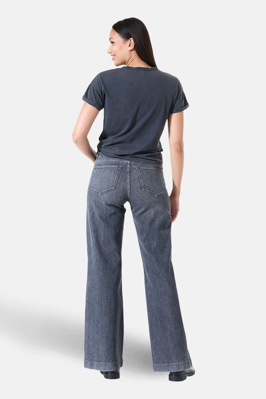 T-shirt à manches courtes gris de GARCIA, porté avec un pantalon évasé et des chaussures noires.