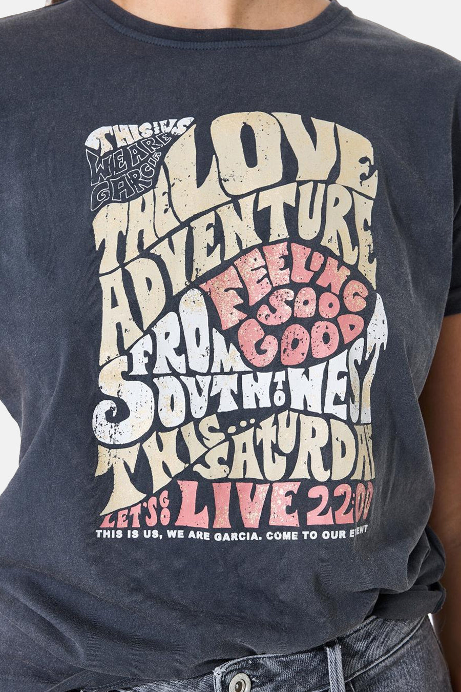 Grijze T-shirt met korte mouwen van GARCIA, met een decoratieve grafische print en gestileerde tekst.