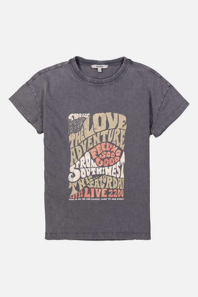 Grijze T-shirt met korte mouwen van GARCIA, met een meerkleurige tekstprint op de voorkant.