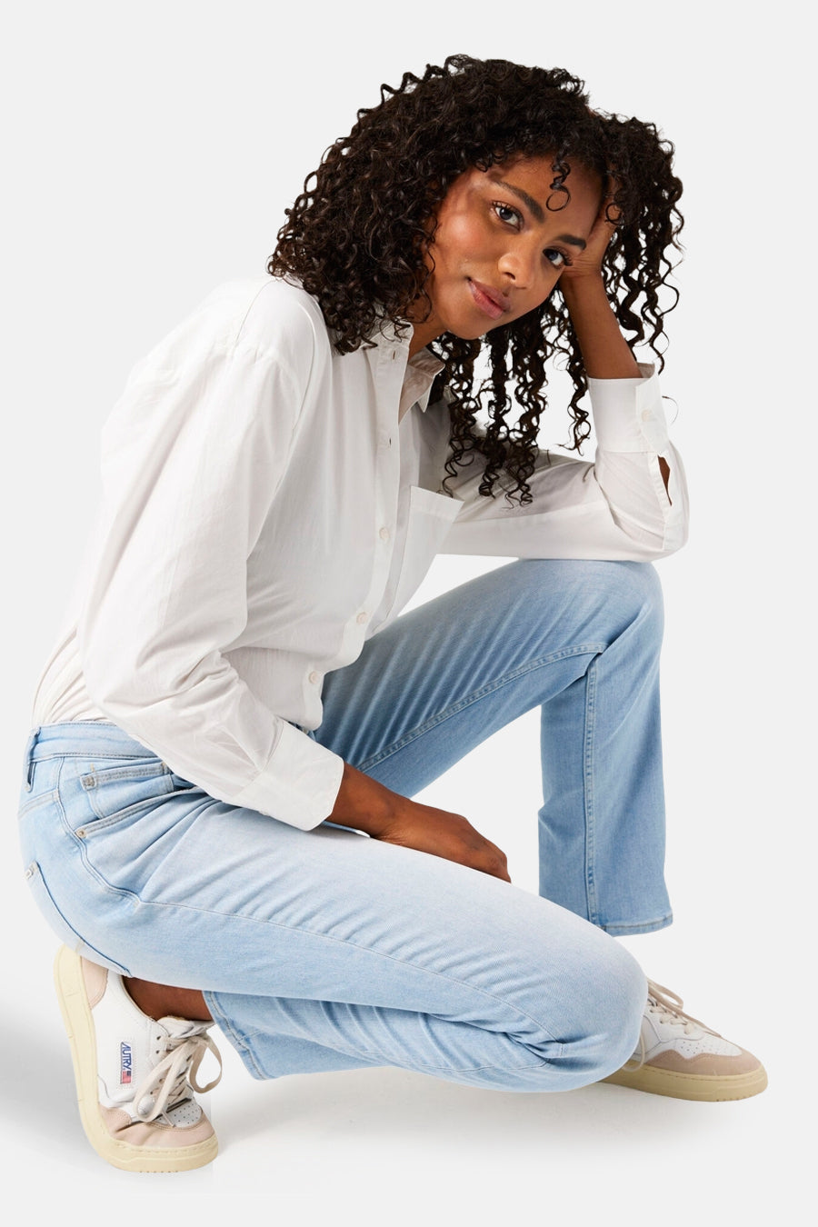 Chemisier à manches longues blanc de GARCIA, porté avec un jean décontracté et des baskets blanches.