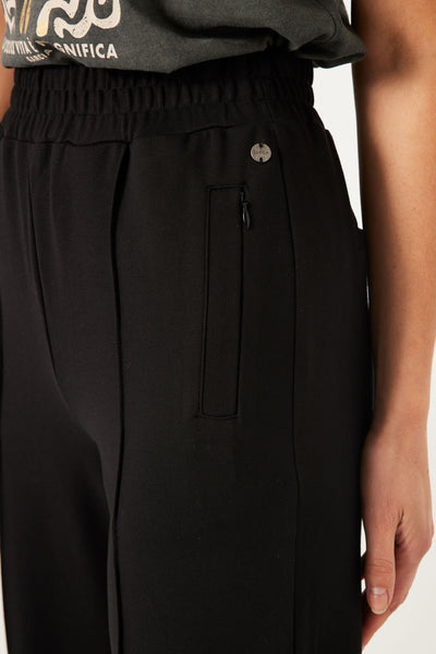 Zwarte broek van GARCIA met trekkoord in de taille en een zak met rits aan de zijkant.