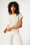 Ecru T-shirt met korte mouwen GARCIA bruin gestreept, gedragen met een effen lichte broek.