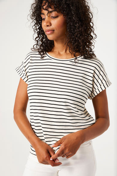 Ecru T-shirt met korte mouwen van GARCIA, zwarte horizontale strepen, omgeslagen mouwen.