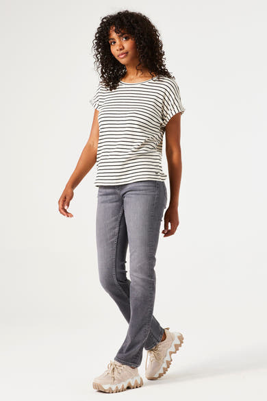 Ecru T-shirt met zwarte strepen van GARCIA, gedragen met een grijze jeans en beige sneakers met dikke zool.