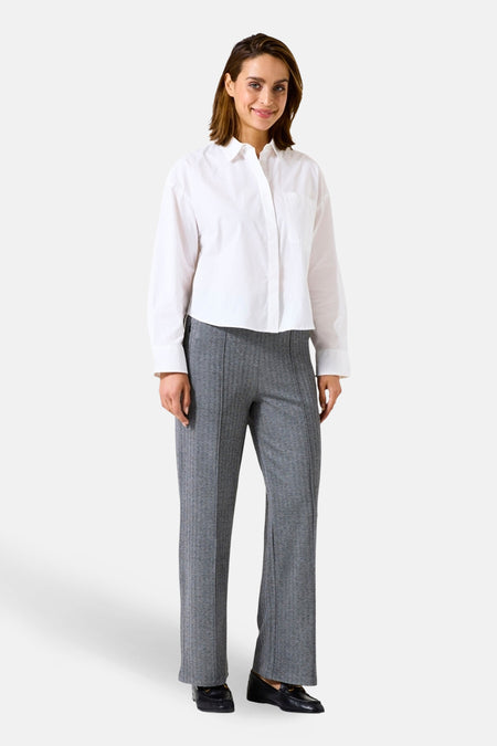 Grijze gemêleerde broek van GARCIA, met verticale naden aan de voorkant, gedragen met een klassiek wit overhemd.