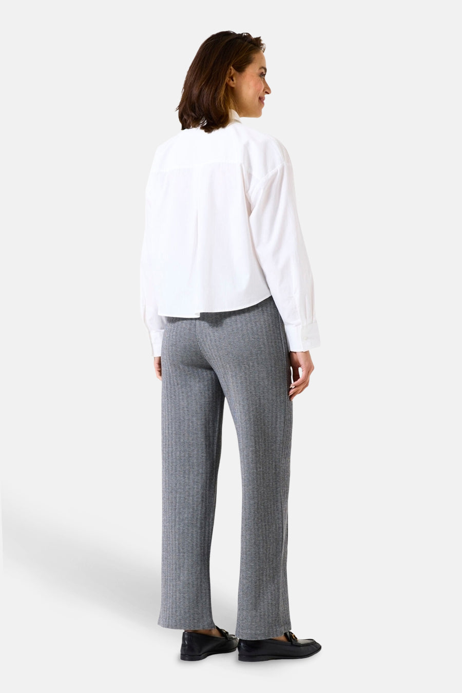 Grijze broek van GARCIA, in ribgebreid materiaal, gedragen met een wit overhemd en zwarte loafers.