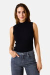 T-shirt noir à manches courtes de GARCIA, porté avec un jean gris délavé.
