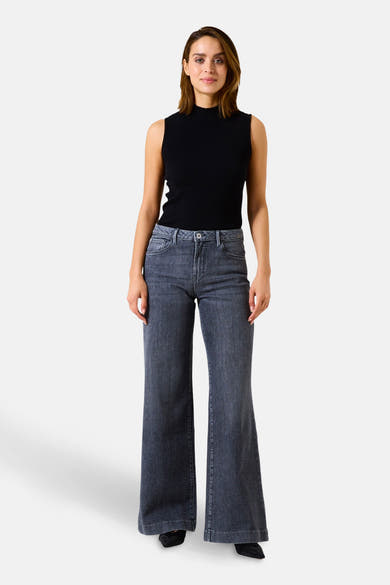 Top noir sans manches de GARCIA, porté avec un jean taille haute évasé.