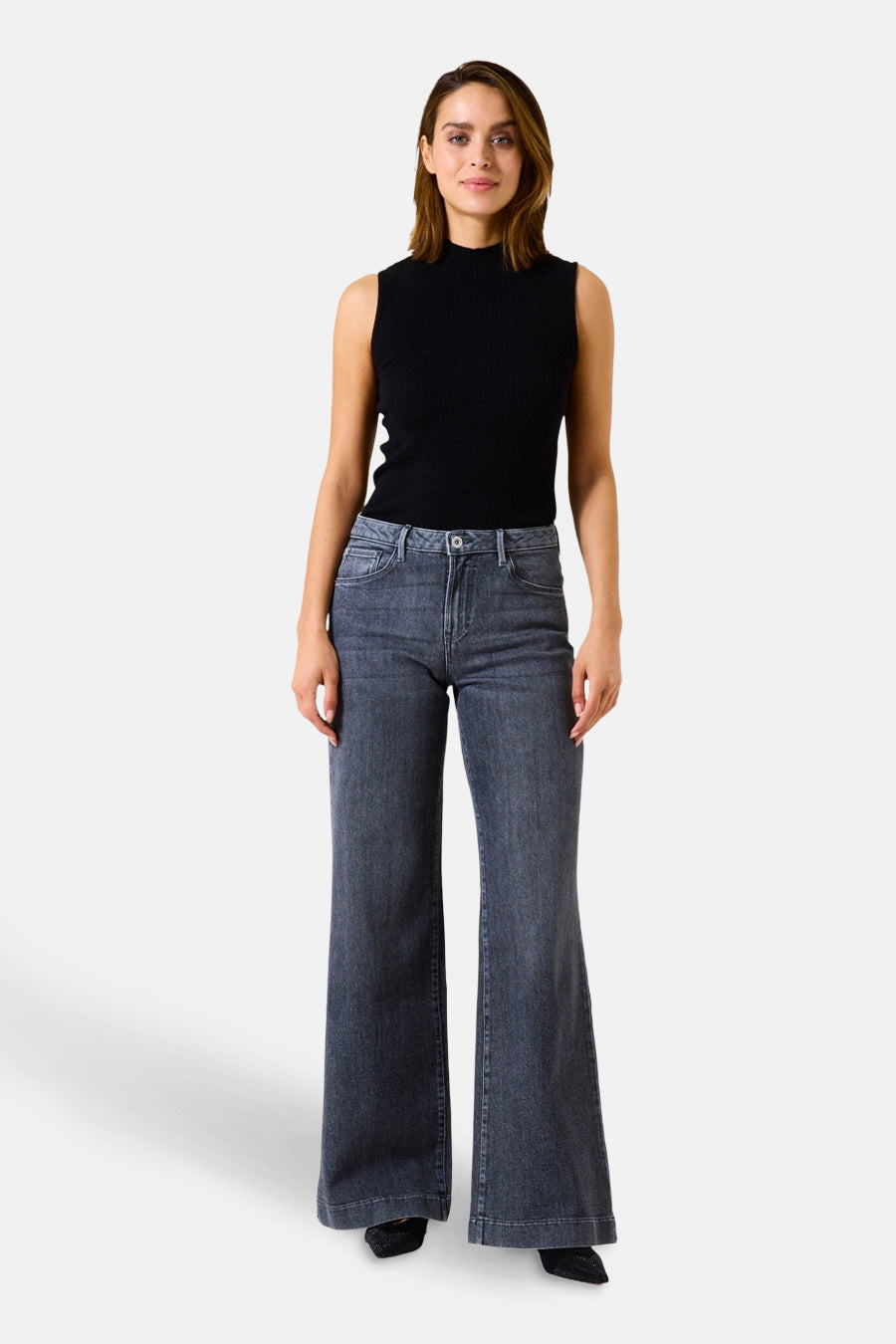 Top noir sans manches de GARCIA, porté avec un jean taille haute évasé.