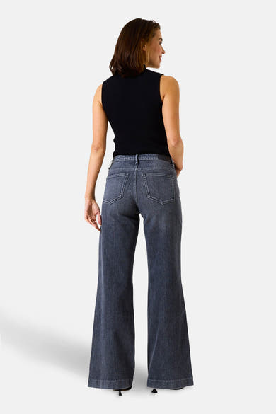 T-shirt noir à manches courtes de GARCIA, porté avec un pantalon évasé, vue de dos.