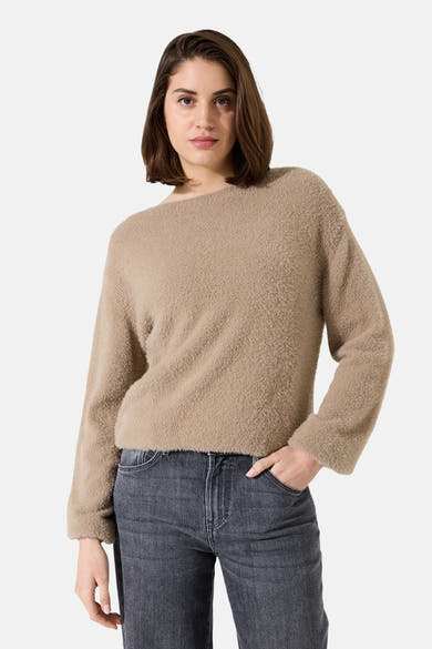 Taupe ronde hals trui van GARCIA, met een zachte textuur en gedragen met een wijde jeans.