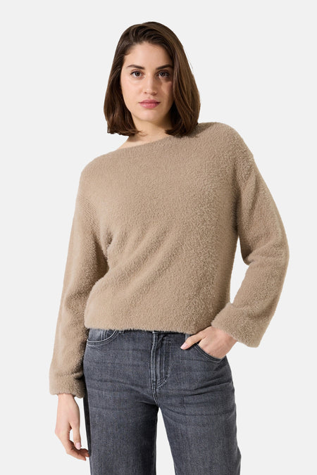 Taupe ronde hals trui van GARCIA, met een zachte textuur en gedragen met een wijde jeans.