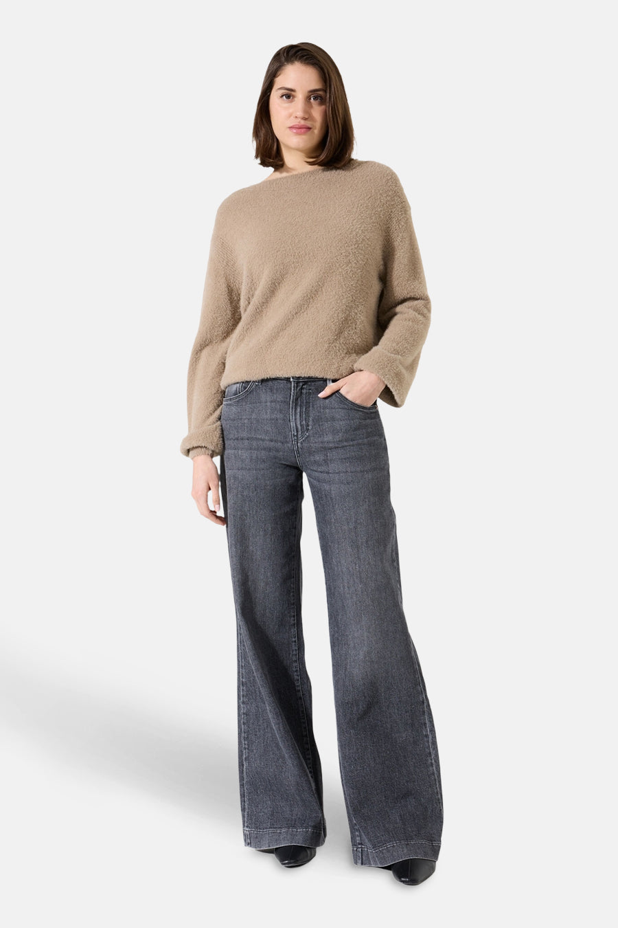 Taupe ronde-hals trui van GARCIA, van pluizig breiwerk, gedragen met een antracietgrijze flared jeans.