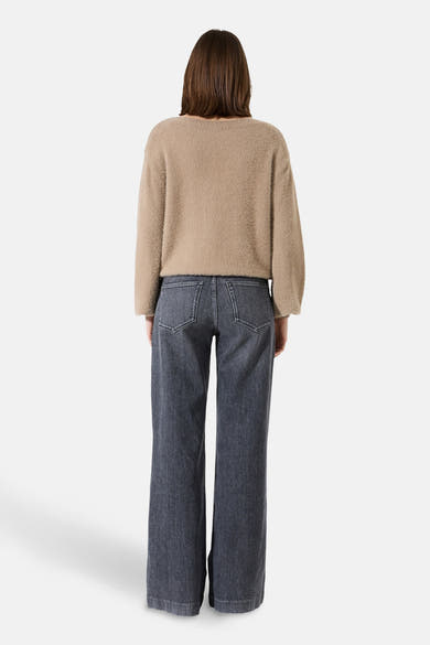 Pull à col rond taupe de GARCIA, avec une texture douce et porté avec un jean ample.