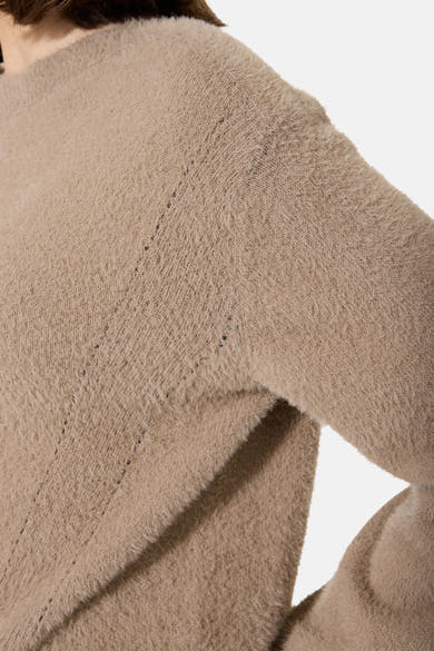 Taupe rondehals trui van GARCIA, in pluizige stof met ajourdetails op de schouder.