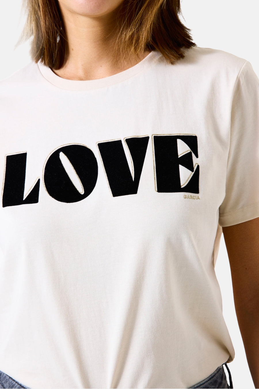 T-shirt à manches courtes écru de GARCIA, avec inscription "LOVE" en noir et détails dorés.