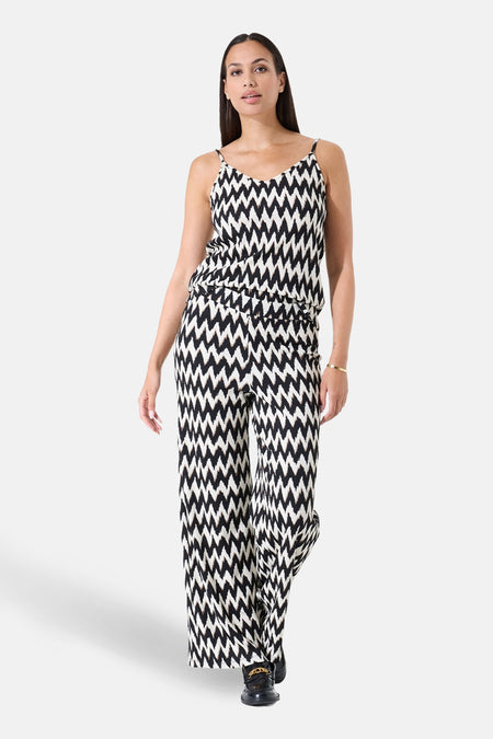 Pantalon multicolore de GARCIA, à motif graphique noir et blanc, coupe ample et chaussures noires.
