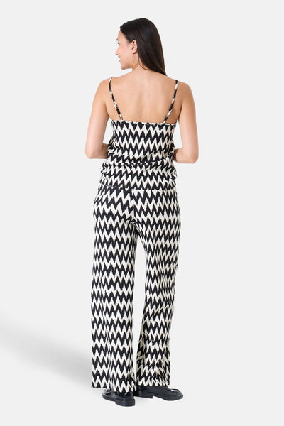 Pantalon multicolore de GARCIA, motif zigzag noir et blanc, avec une coupe évasée.
