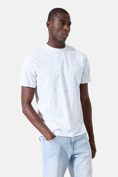T-shirt à manches courtes blanc imprimé, de GARCIA, porté avec un jean délavé.