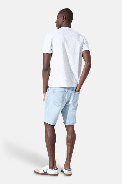 Wit T-shirt met korte mouwen van GARCIA, met licht all-over printmotief, gedragen met een spijkerbroekshort.