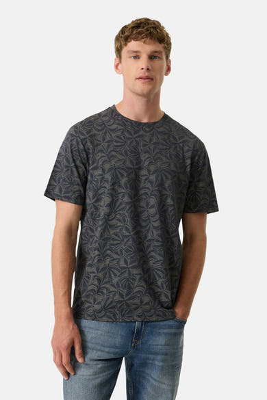 Blauw T-shirt met korte mouwen van GARCIA, toon-op-toon bloemenpatroon, gedragen met een casual spijkerbroek.