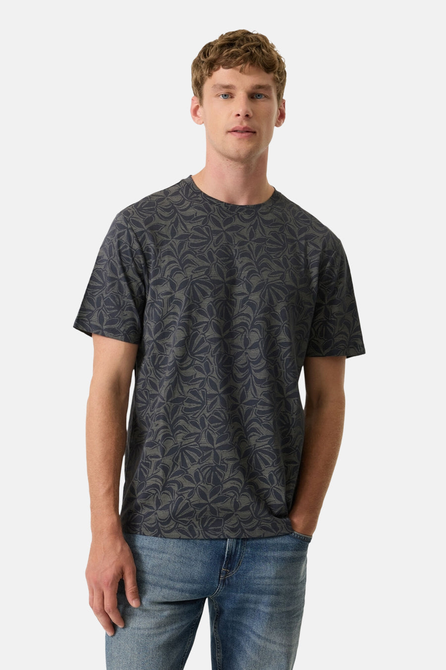 Blauw T-shirt met korte mouwen van GARCIA, toon-op-toon bloemenpatroon, gedragen met een casual spijkerbroek.