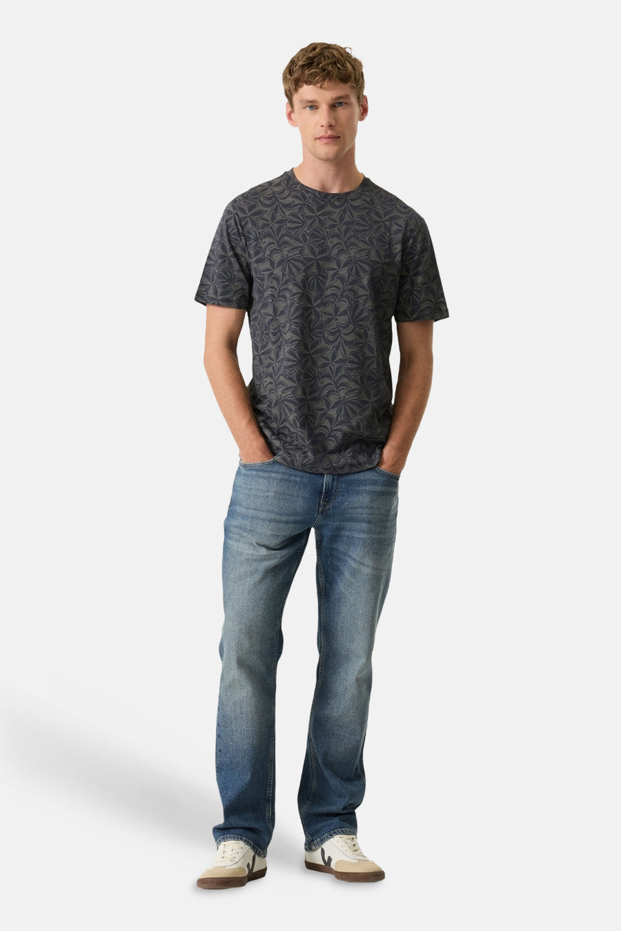 Blauw T-shirt met patroon, van GARCIA, gedragen met een spijkerbroek en sneakers.