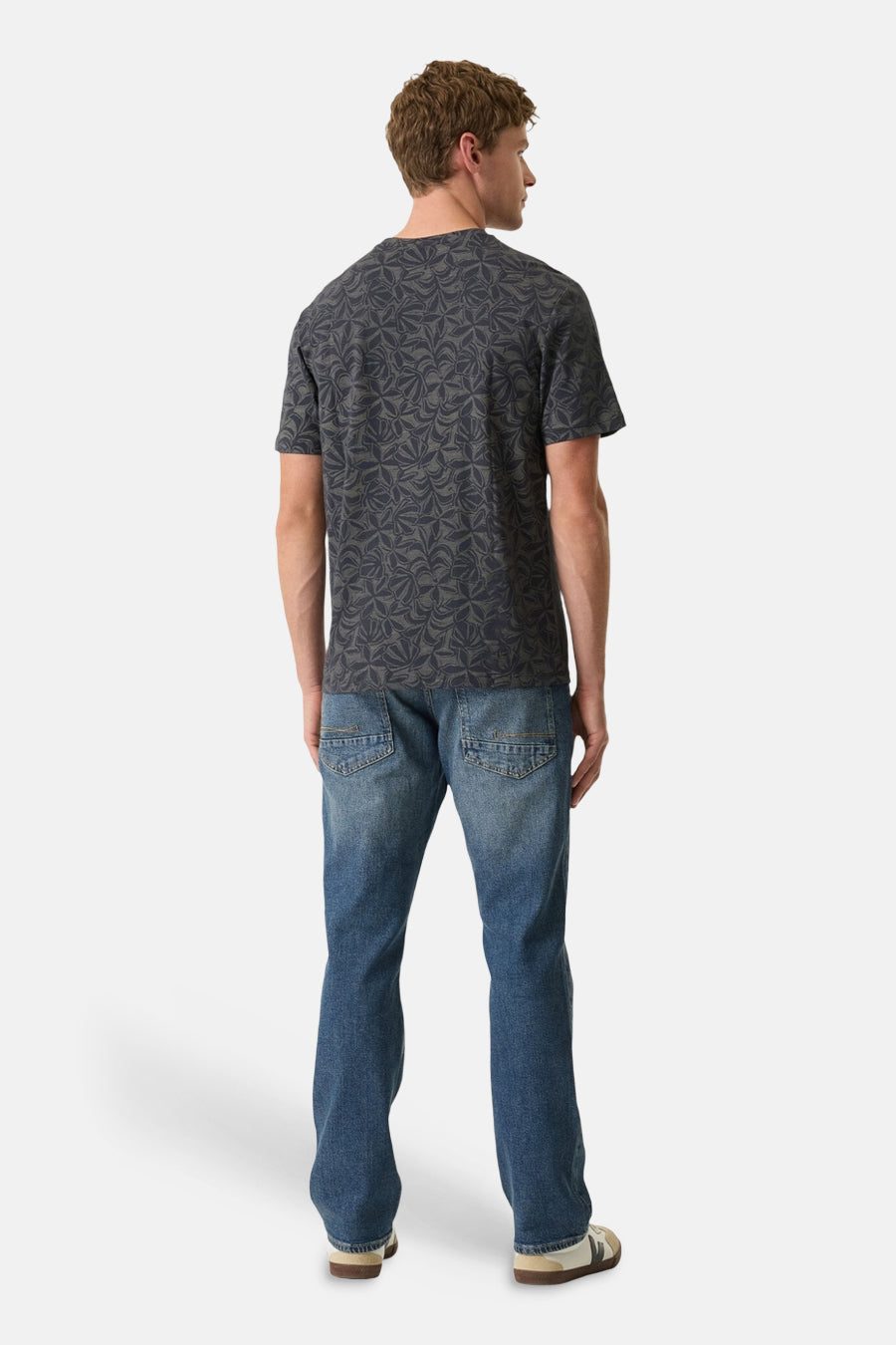 Blauw T-shirt met korte mouwen van GARCIA, bedrukt met een bloemenpatroon, gedragen met een blauwe jeans en sneakers.
