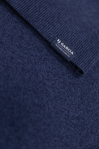 Garcia V-hals trui blauw, fijne gebreide stof met een discreet logo op de mouw.