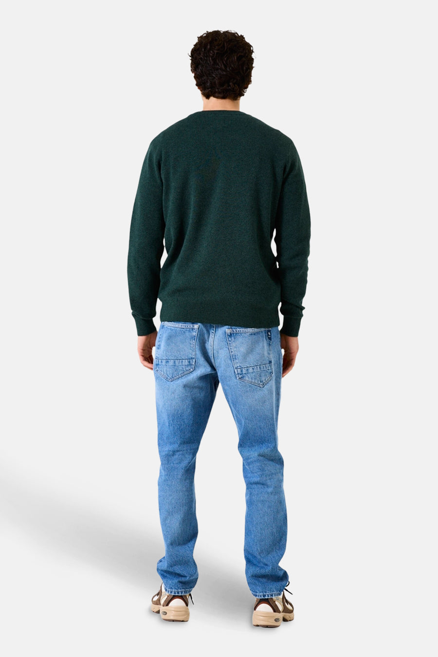 Groene V-hals trui van GARCIA, gedragen met een lichtblauwe jeans en bruine sneakers.
