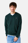 Groene V-hals trui van GARCIA, gedragen met een wit T-shirt en een casual blauwe jeans.