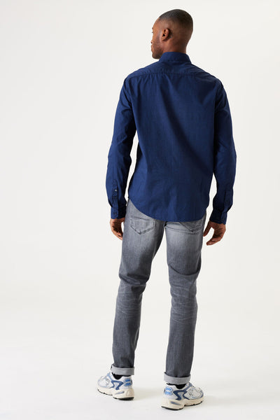 Chemise à manches longues bleu de GARCIA, portée avec un jean gris et des baskets blanches, vue de dos.