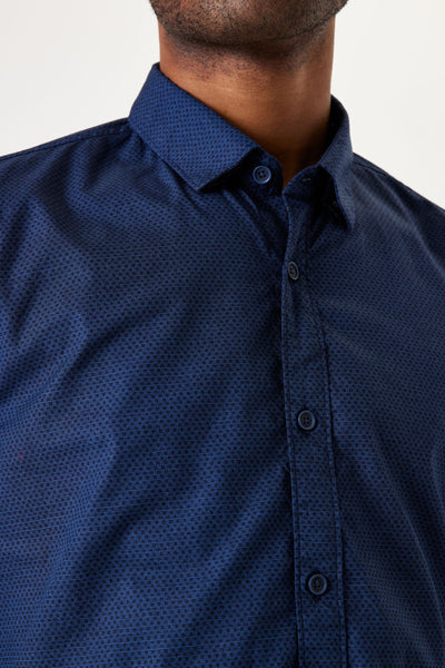 Chemise à manches longues bleue de GARCIA, avec un motif géométrique subtil et une coupe moderne.