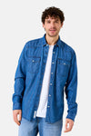 Middelblauwe spijkerblouse van GARCIA, met klepzakken en witte drukknoppen op een neutrale achtergrond.