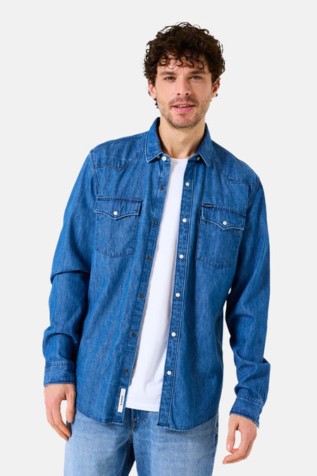 Middelblauwe spijkerblouse van GARCIA, met klepzakken en witte drukknoppen op een neutrale achtergrond.