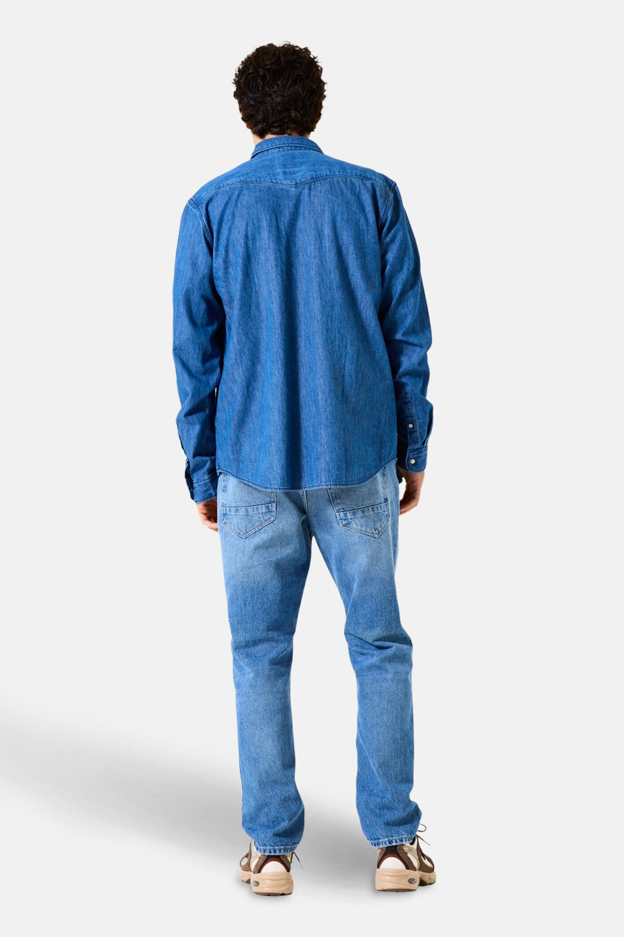 Middelblauwe spijkerblouse van GARCIA, met lange mouwen en stikseldetails.
