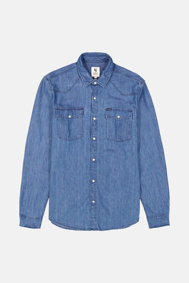 Middelblauwe spijkerblouse van GARCIA, met knoopbare klepzakken en drukknoopsluiting.