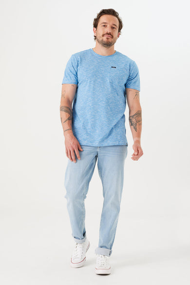 T-shirt bleu à manches courtes de GARCIA, porté avec un jean et des baskets blancs.