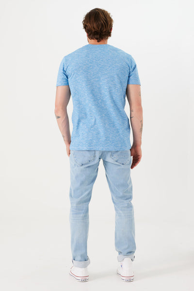 T-shirt bleu à manches courtes de GARCIA, porté avec un jean clair et des baskets blanches, vue de dos.
