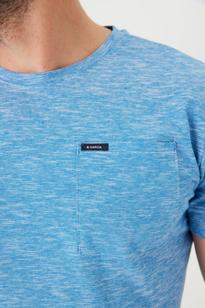 T-shirt bleu à rayures de Garcia, avec poche poitrine et étiquette logo noire.