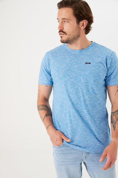 T-shirt bleu à manches courtes de GARCIA, avec poche poitrine et texture chinée, porté avec un jean clair.