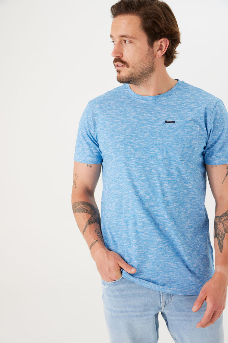 T-shirt bleu à manches courtes de GARCIA, avec poche poitrine et texture chinée, porté avec un jean clair.