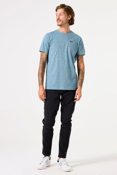 T-shirt à manches courtes turquoise de GARCIA, porté avec un jean noir et des baskets blanches.