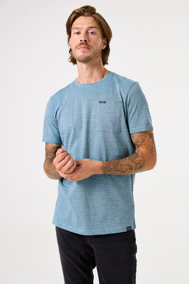 T-shirt turquoise à manches courtes de GARCIA, avec poche poitrine et étiquette logo en bas, porté avec un pantalon noir.