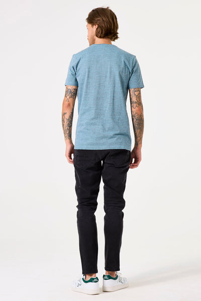 T-shirt turquoise à manches courtes de GARCIA, porté avec un jean noir et des baskets blanches.