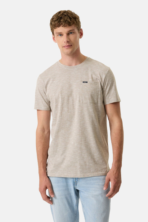 T-shirt à manches courtes vert de GARCIA, avec poche poitrine et porté avec un jean décontracté.